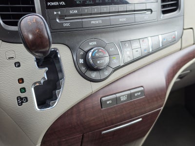 2014 Toyota Sienna XLE 8 Passenger