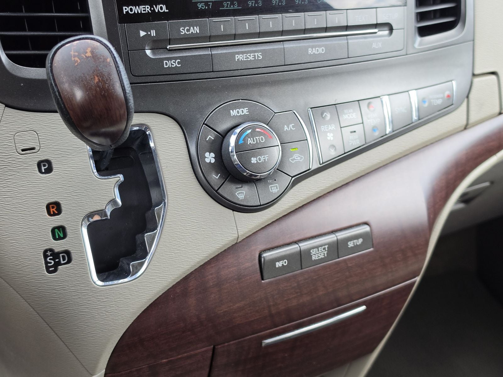 2014 Toyota Sienna XLE 8 Passenger