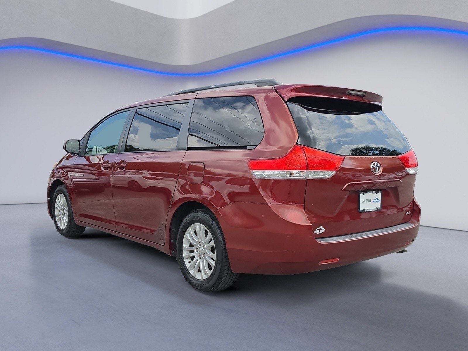 2014 Toyota Sienna XLE 8 Passenger